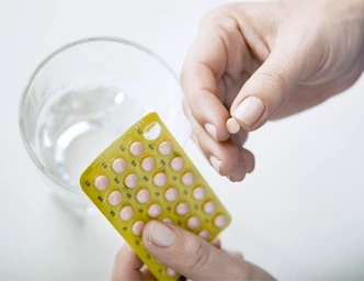 imagem de pessoa segurando medicamentos